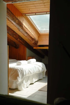 3 bedrooms, desk, Internet