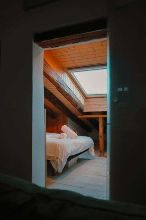 3 bedrooms, desk, internet