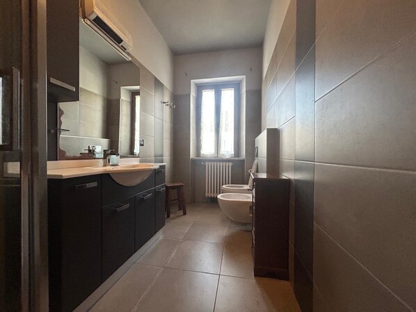 Dusche, Haartrockner, Bidet, Handtücher