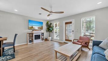 House, Multiple Beds (Milo's Beach Bungalow) | Living area