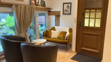 Télévision, baby-foot, livres