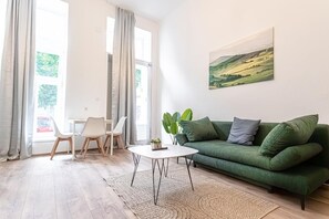 Living area - Comfy Apartment | Steps from Schönbrunn Gardens (Vienna)