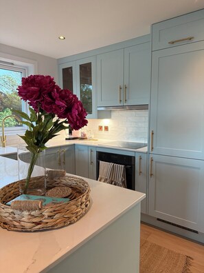 Een koelkast, een oven, een vaatwasser, een koffiezetapparaat/waterkoker