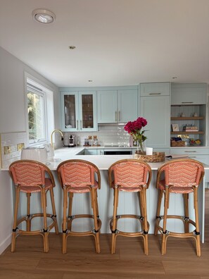 Réfrigérateur, four, lave-vaisselle, cafetière/bouilloire