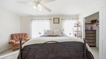 2 bedrooms, desk, iron/ironing board, WiFi