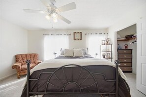 Skrivebord, strykejern/-brett, wi-fi og sengetøy