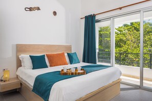 Apartamento superior, vistas a la piscina | Caja fuerte, cortinas opacas, sistema de insonorización y wifi gratis