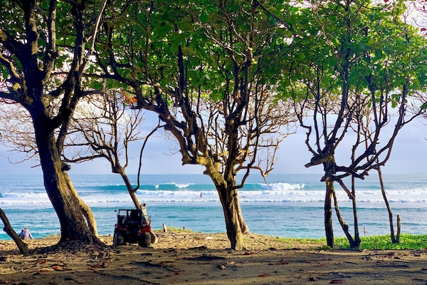 Beach nearby, white sand, beach towels