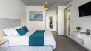 Un dormitorio moderno con una cama grande, una lámpara de techo, un televisor y vistas al exterior.