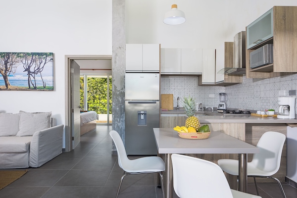 Superior Apartment, Pool View | Living area