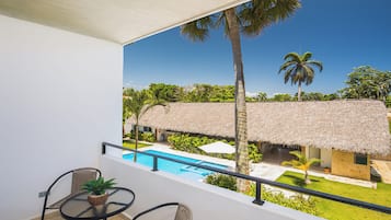 Deluxe Double Room, Pool View | Teres/patio
