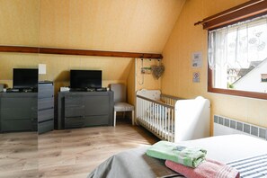3 slaapkamers, een strijkplank/strijkijzer, wifi, beddengoed