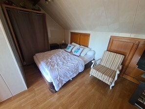 3 habitaciones, tabla de planchar con plancha, wifi y ropa de cama