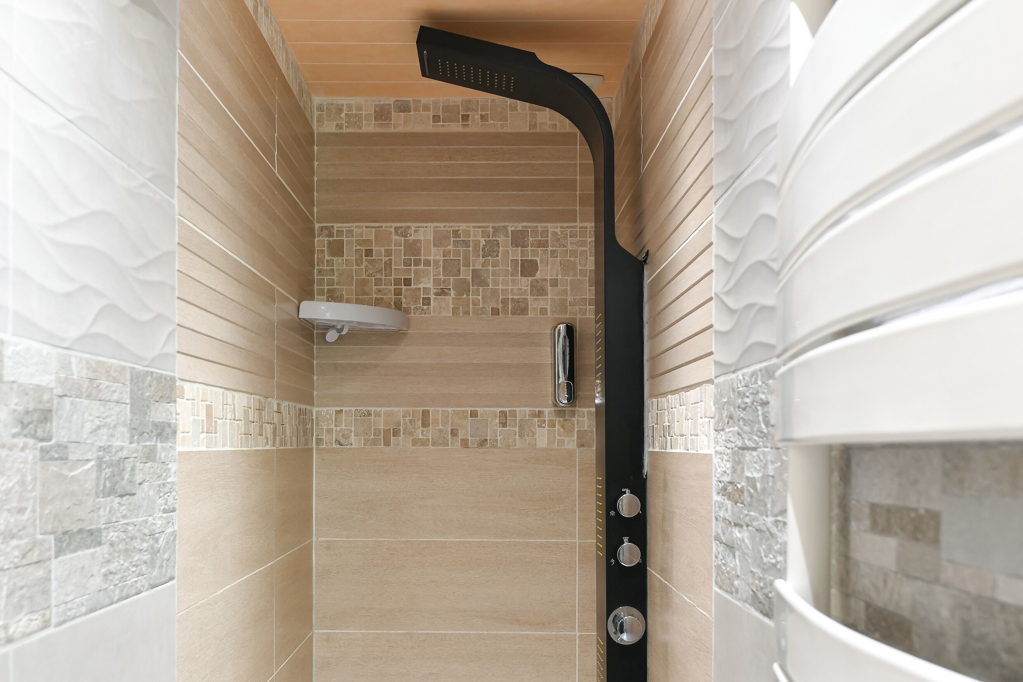 Douche, sèche-cheveux, serviettes fournies