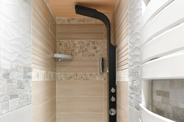 Douche, séchoir à cheveux, serviettes fournies