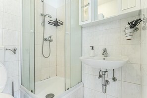 Douche, sèche-cheveux, savon, shampoing
