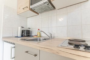 Réfrigérateur, micro-ondes, four, plaque de cuisson
