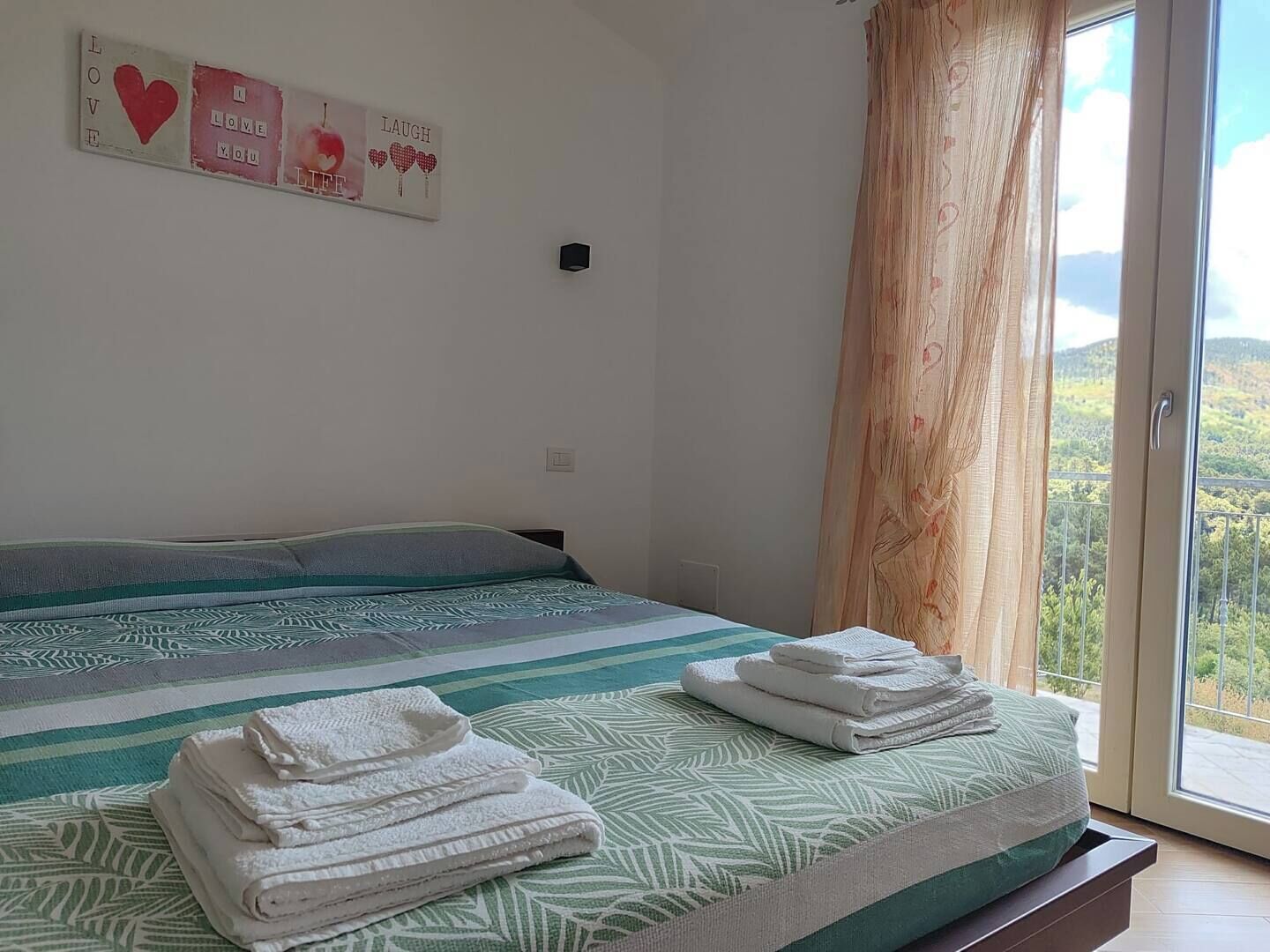 2 bedrooms, iron/ironing board, bed sheets