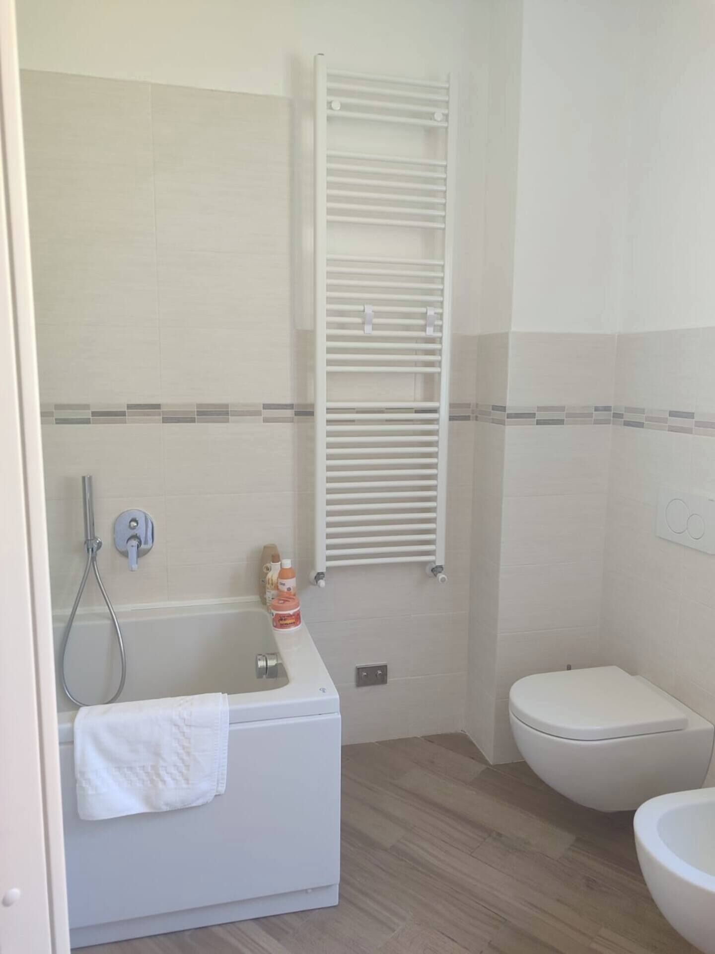 Dusj, hårføner, bidé og håndklær