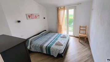 2 bedrooms, iron/ironing board, bed sheets
