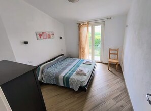 2 bedrooms, iron/ironing board, bed sheets