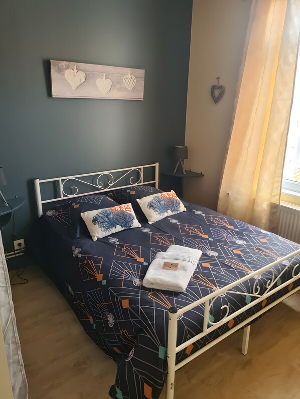 3 bedrooms, iron/ironing board, WiFi, bed sheets