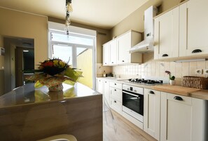 Réfrigérateur, four à micro-ondes, un four, surface de cuisson