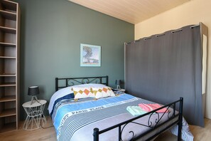 3 bedrooms, iron/ironing board, WiFi, bed sheets