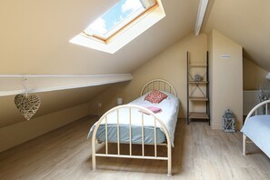 3 bedrooms, iron/ironing board, WiFi, bed sheets