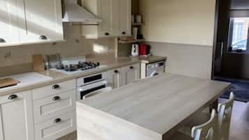 Jääkaappi, mikroaaltouuni, uuni, liesi