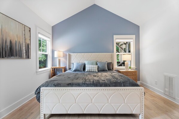 3 bedrooms, iron/ironing board, WiFi, bed sheets - Elegant Urban Cottage-Near NC State-Museums-Convention Ctr-Theatres-Amphitheater (Raleigh)