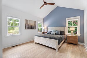 3 bedrooms, iron/ironing board, WiFi, bed sheets - Elegant Urban Cottage-Near NC State-Museums-Convention Ctr-Theatres-Amphitheater (Raleigh)