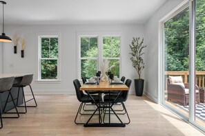 Dining - Elegant Urban Cottage-Near NC State-Museums-Convention Ctr-Theatres-Amphitheater (Raleigh)