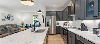 3 BR, Sleeps 8, NEW, Work Space, Mins to Dwn Twn Raleigh
