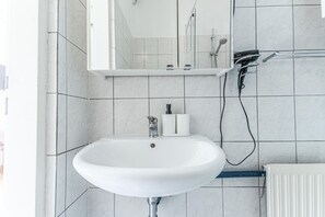 シャワー、ヘアドライヤー、タオル、石鹸
