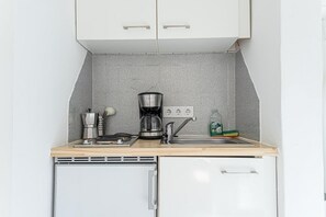 冷蔵庫、コンロ、コーヒー / ティーメーカー、電気ポット