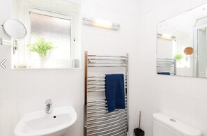 Doccia, asciugacapelli, asciugamani, sapone