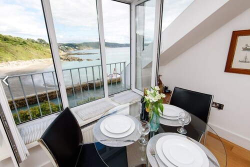 Westcliff maisonette right by the sea