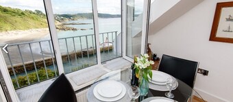 Westcliff maisonette right by the sea