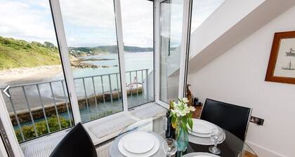 Westcliff maisonette right by the sea