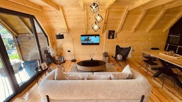 Villa, balcone, vista montagna | Soggiorno | TV a schermo piatto 42 pollici con canali via cavo