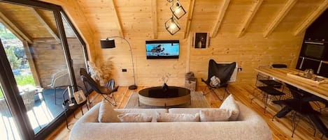 Villa - balkong - utsikt mot bergen | Vardagsrum | 42-tums platt-tv med kabelkanaler