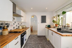 Microwave, oven, stovetop, dishwasher - Bright 3BR Home Near Dingle Road Station and Penarth Pier (Penarth)
