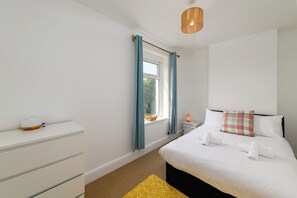 3 bedrooms, iron/ironing board, travel cot, Internet