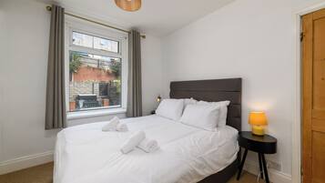 3 bedrooms, iron/ironing board, travel cot, Internet