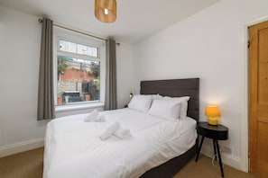 3 habitaciones, tabla de planchar con plancha y cuna de viaje