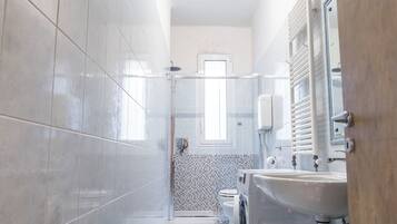 Dusche, Haartrockner, Bidet, Handtücher