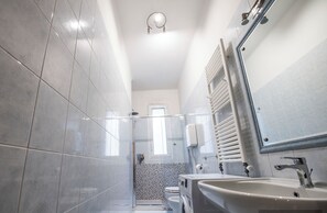 Douche, articles de toilette (gratuits), séchoir à cheveux, bidet
