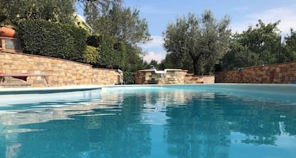 Villa Cesari Tiberi - private pool and frescoes