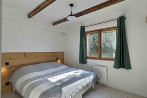 6 bedrooms, WiFi, bed sheets